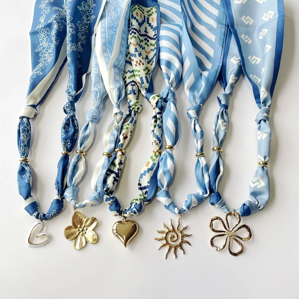 Handgefertigte Schal-Halskette mit goldenem Herz, Blume, Sonnenanhänger, modisch verstellbarer Schal-Halskette, elegantes Accessoire Image