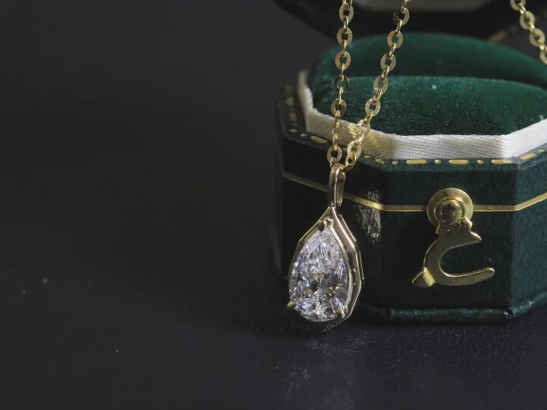 Ciondolo con moissanite taglio a pera da 3,00 ct per donna, ciondolo con castone taglio a pera, ciondolo solitario a pera in oro massiccio 14 carati,
