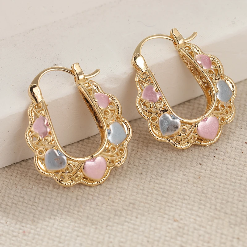 Zarte, modische, goldfarbene, hohlgeschnitzte Creolen aus Metall für Damen, zweifarbiges Design, Ohrringe mit Herzmuster, Geschenke für Liebhaber Image