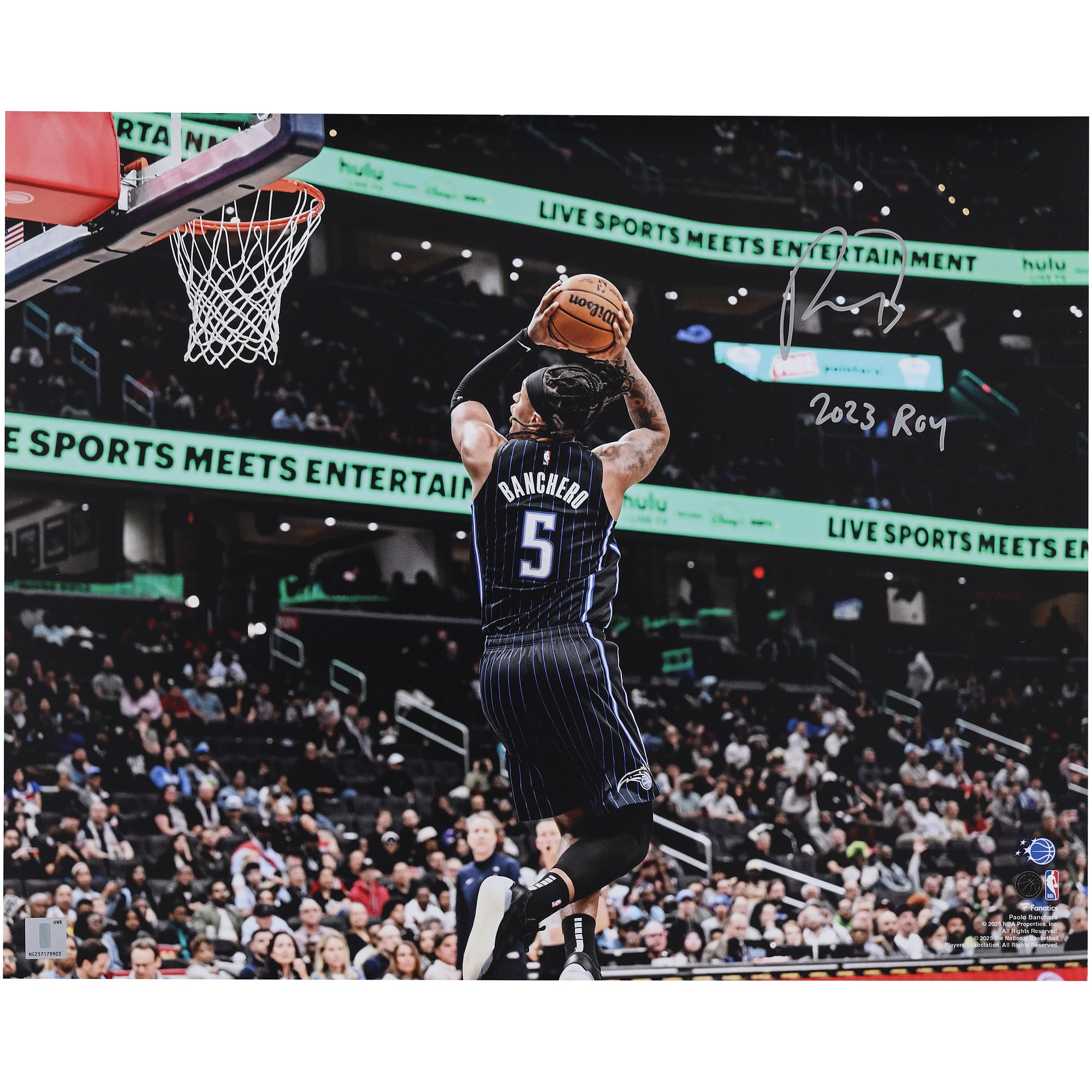 Signiertes 16" x 20" großes Foto von Paolo Banchero (Orlando Magic) nach seinem Dunk gegen die Wizards mit der Inschrift „2023 ROY“.