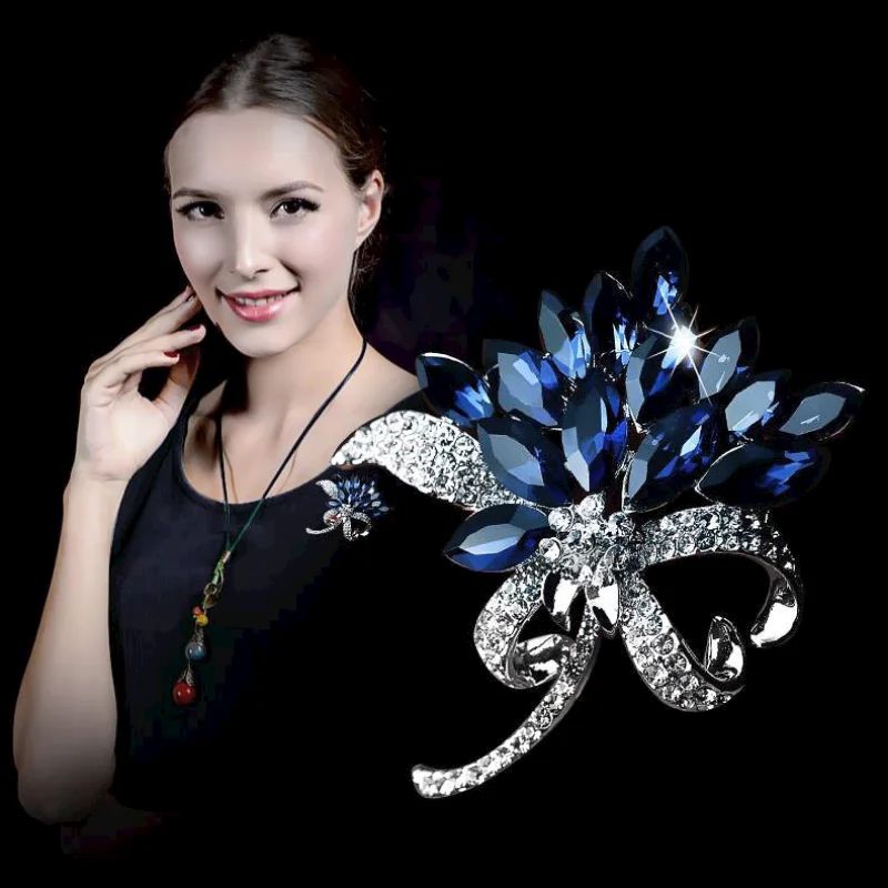Spille con bouquet di cristallo blu dal design di lusso per le donne Elegante spilla con fiori con strass Accessori per abbigliamento Spille Gioielli Regali