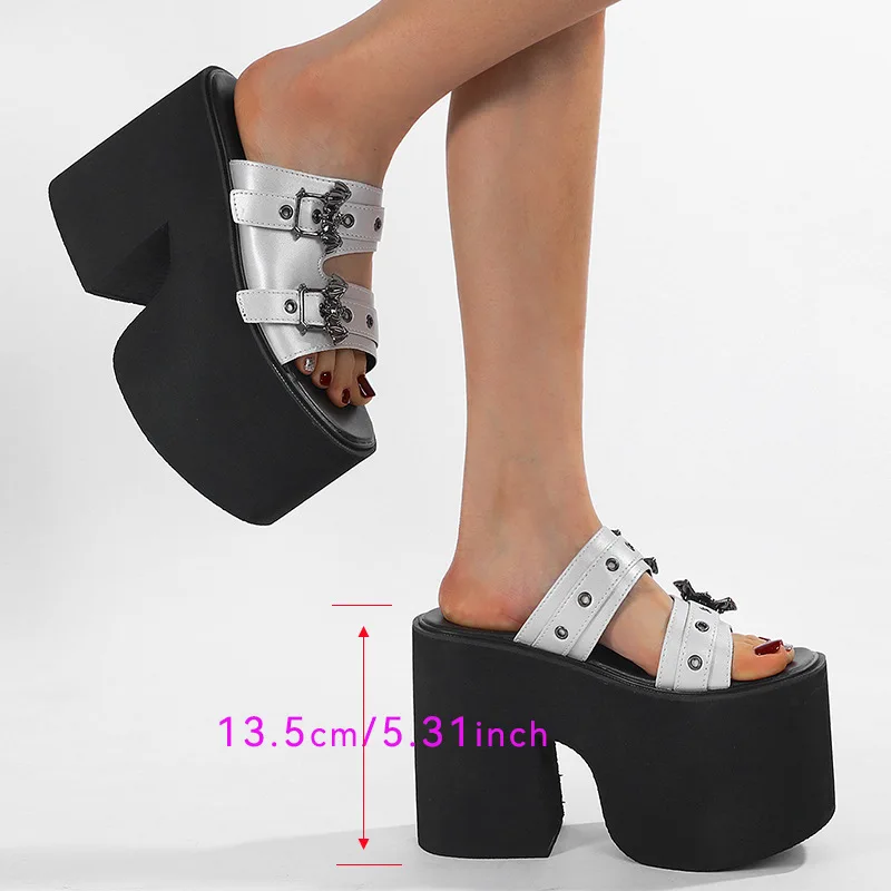 Dekorative Plateau-Sandalen, speziell für Frauen entwickelt, mit modischen offenen Zehenpartien und sommerlichem Design. Image