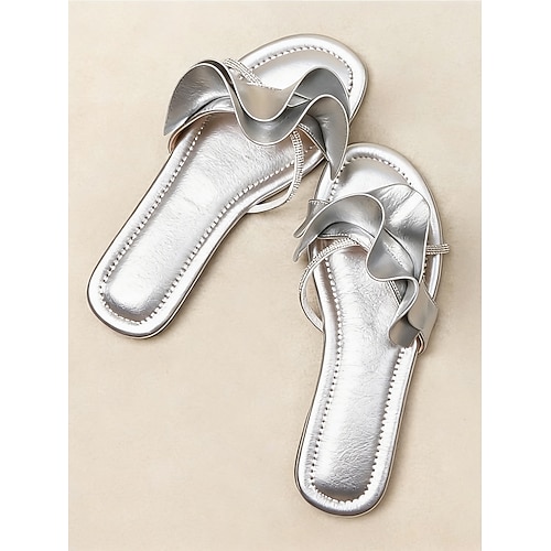 Goldene, flache Hochzeitssandalen für Damen – bequeme Brautschuhe zum Hineinschlüpfen für die morgendliche Trauung im Hotel Image