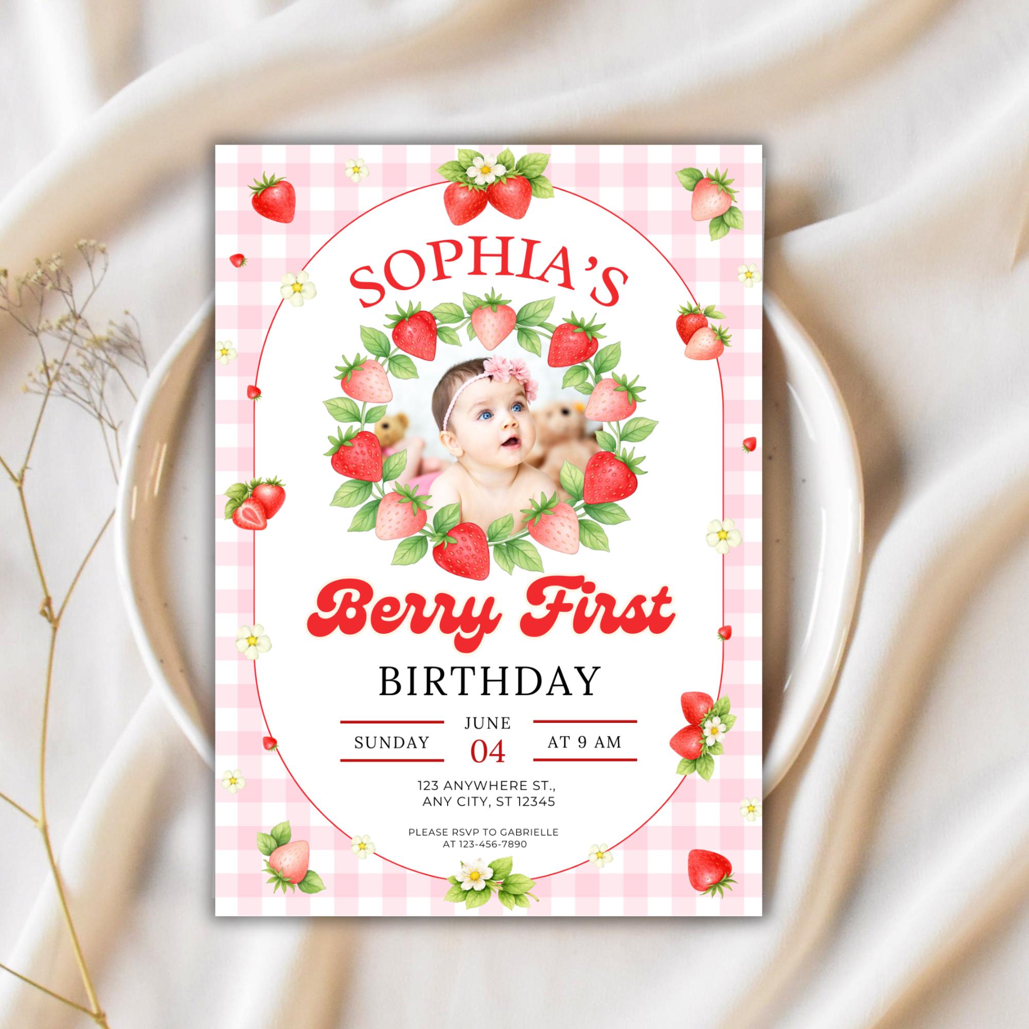 Modello di invito per il primo compleanno a tema bacche, invito per il primo compleanno a tema fragole, invito per la festa del primo compleanno con f