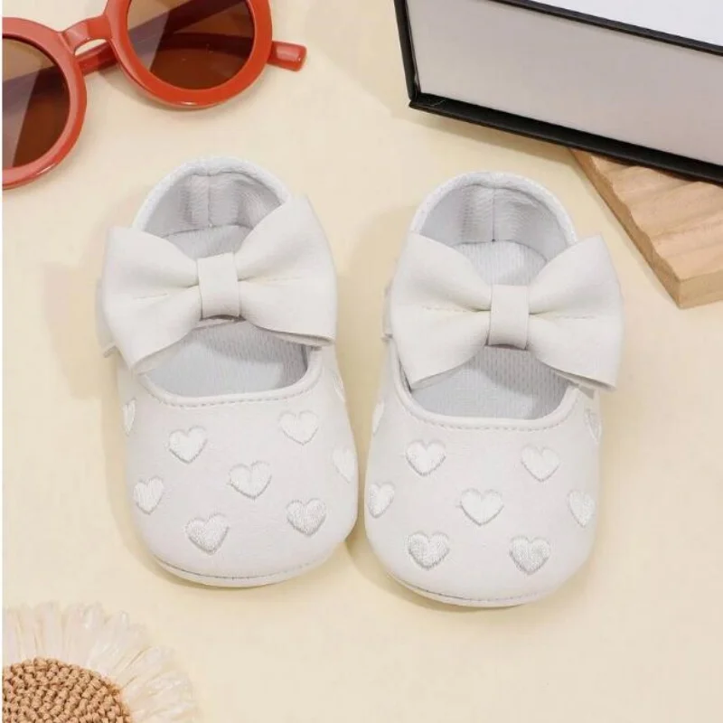 Niedliche Frühlings- und Herbst-Babyschuhe für 0–18 Monate, PU-Liebesverzierte Prinzessinnenschuhe mit Stoffboden und rutschfester Sohle für Säuglinge und Kleinkinder