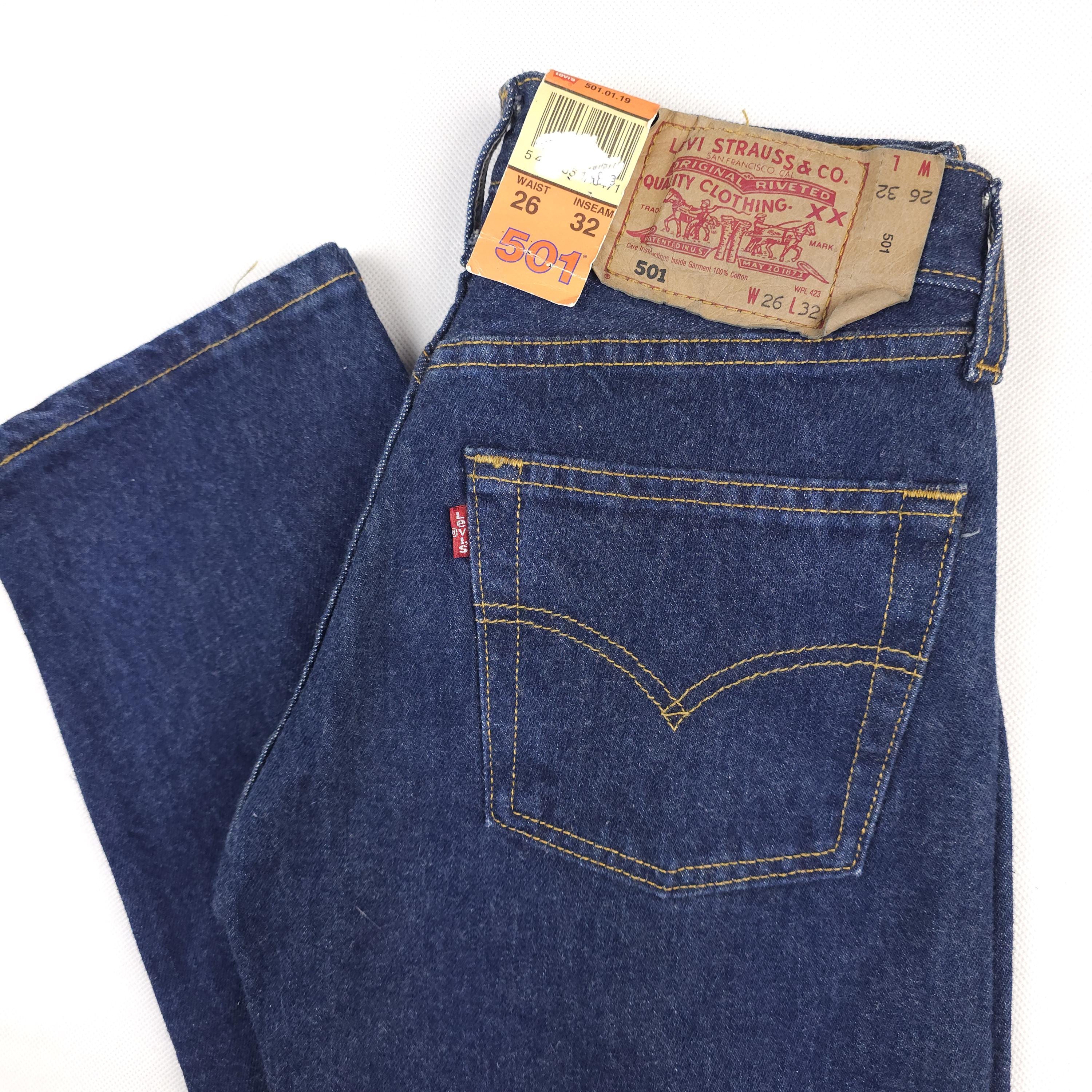 Nuovo con etichette, Levi's 501 Vintage Deadstock, Levi's 501 W26 L32, dimensioni reali misurate: W25-64 cm L32-81 cm. Levi's 501 blu scuro, anni '90,