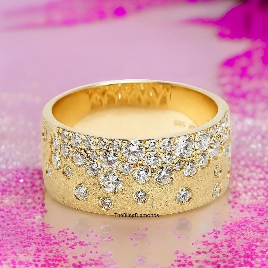 Splendido anello a sigaro con diamanti sparsi, fede nuziale con diamanti rotondi creati in laboratorio, anello a mezza eternità con incastonatura a fi