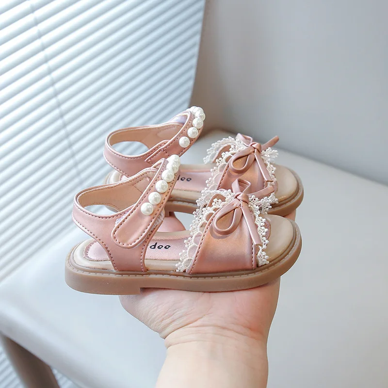 2026 Kinder Sommer Strand Rosa Weiße Schuhe mit Schleife Neue Klassenkameradin Baby Weiche Sohle Mode Mädchen Sandalen Rutschfeste Prinzessinnen-Schuhe Größe