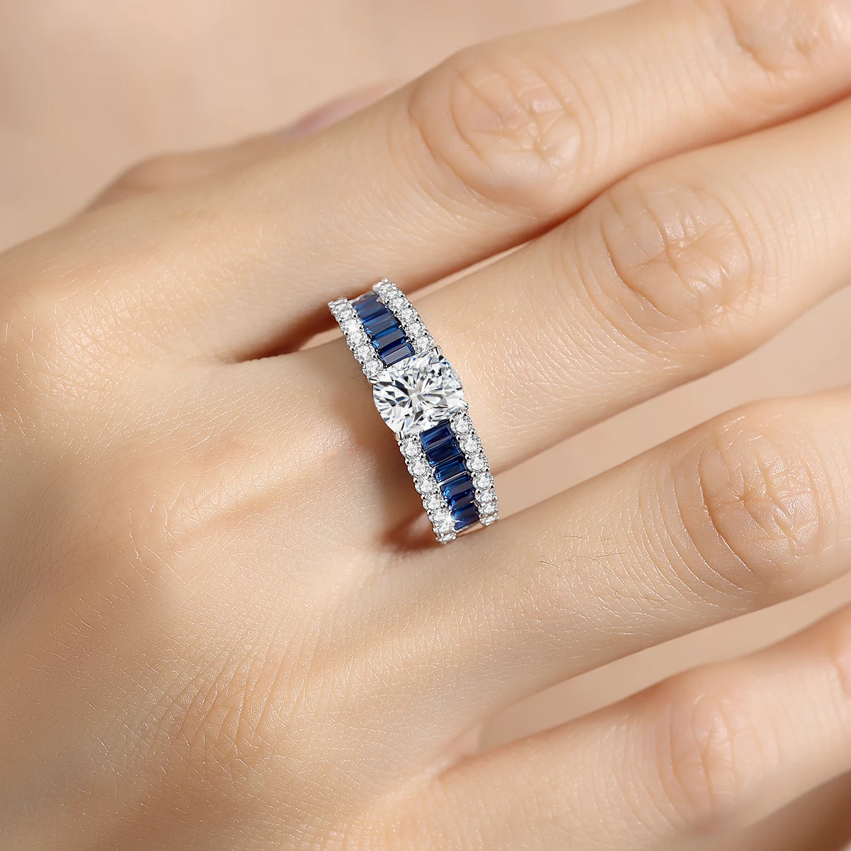925 Sterling Silber Moissanit-Ring 1,5 Karat Kissenförmiger Blauer Korund Damenschmuck Luxuriöses Geschenk für Freundin Hochzeitstag Image
