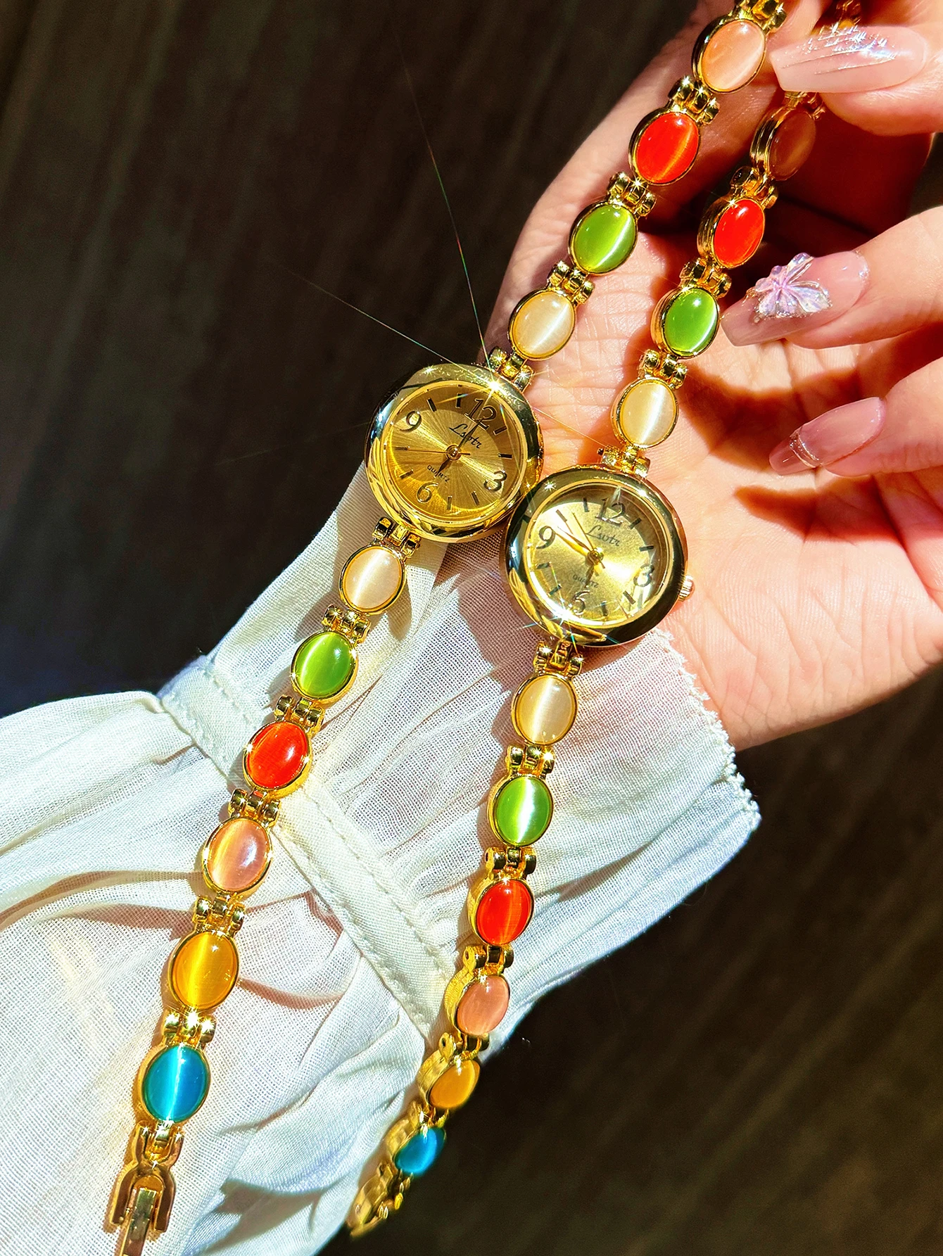 1 Stück neue farbenfrohe High-End-Edelsteine und Strasssteine, eingelegt mit zugänglichen Luxus-, Retro-, elegante und modische Damenuhr, 30 m wasserdicht, geeignet für den täglichen Gebrauch und