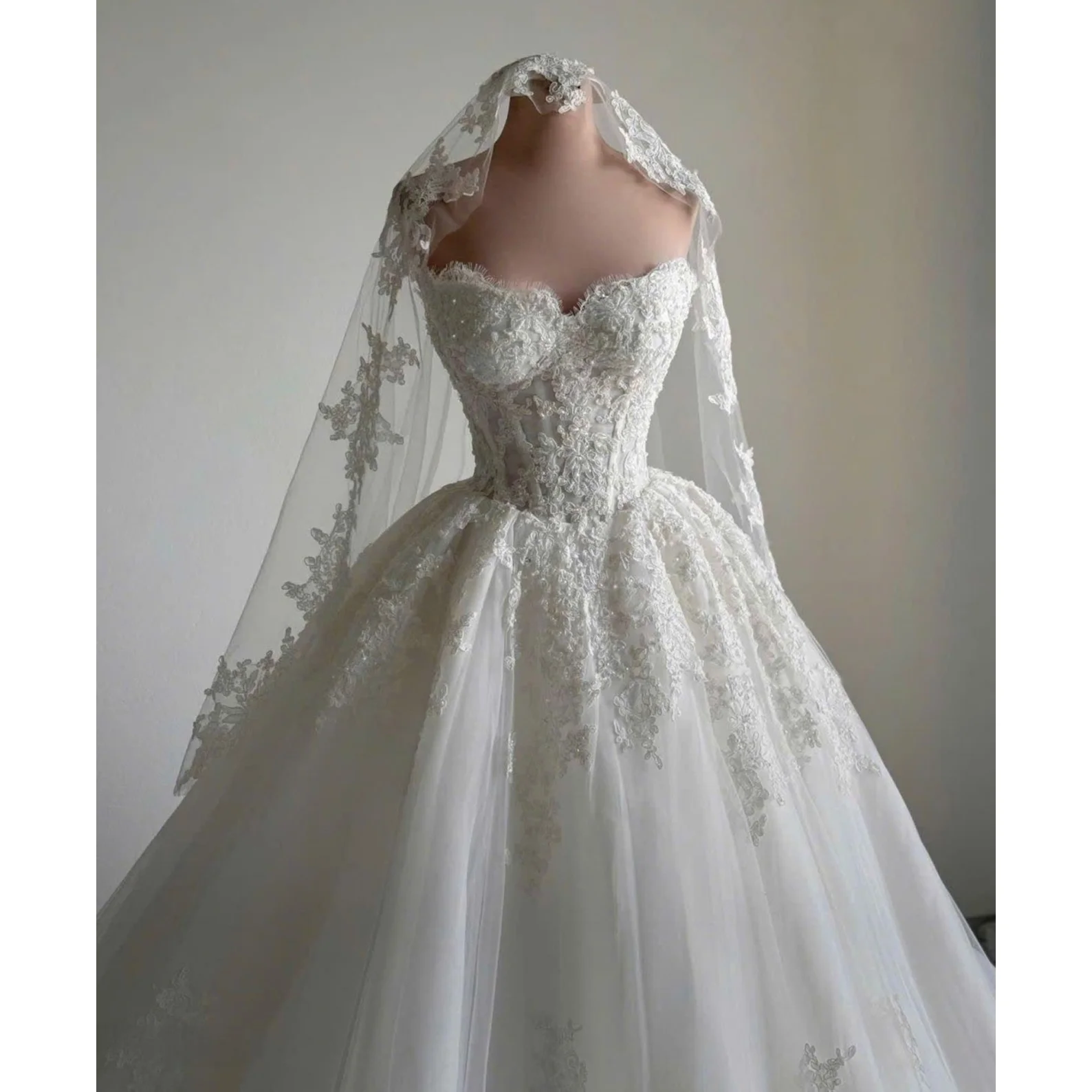 Neues elfenbeinfarbenes Prinzessinnen-Hochzeitskleid, schulterfrei, langärmelig, A-Linie, Spitzen-Brautkleid, herzförmiger Ausschnitt, rückenfreies Ballkleid, maßgeschneidert Image