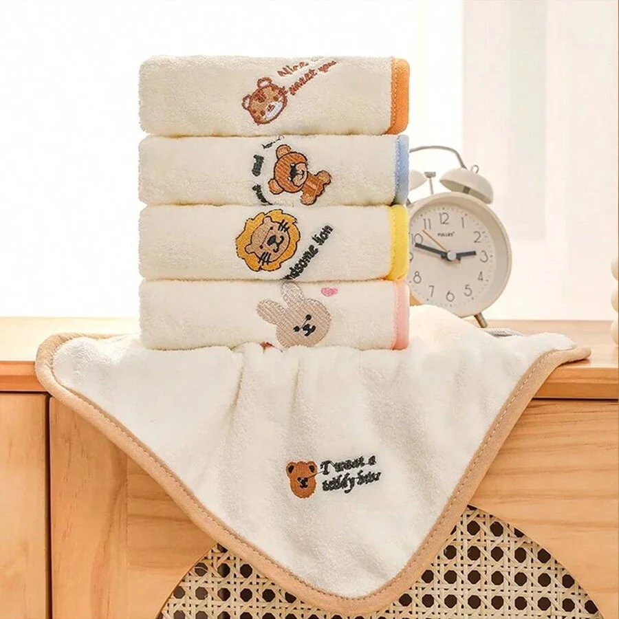 3er-Pack/5er-Pack kleine quadratische Handtücher aus Korallen-Samt mit Cartoon-Stickerei, 25 cm x 25 cm groß, können zum Waschen des Gesichts und zum Abwischen der Hände verwendet werden, sind Image