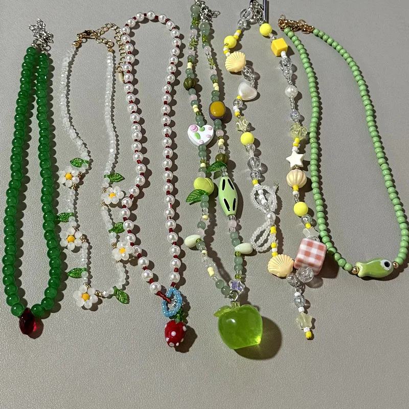 Handgefertigte, bunte Acryl-Blumen-Liebesanhänger-Halskette mit Perlen für Frauen, Y2K-Schmuck im süßen Ästhetik-Stil. Image