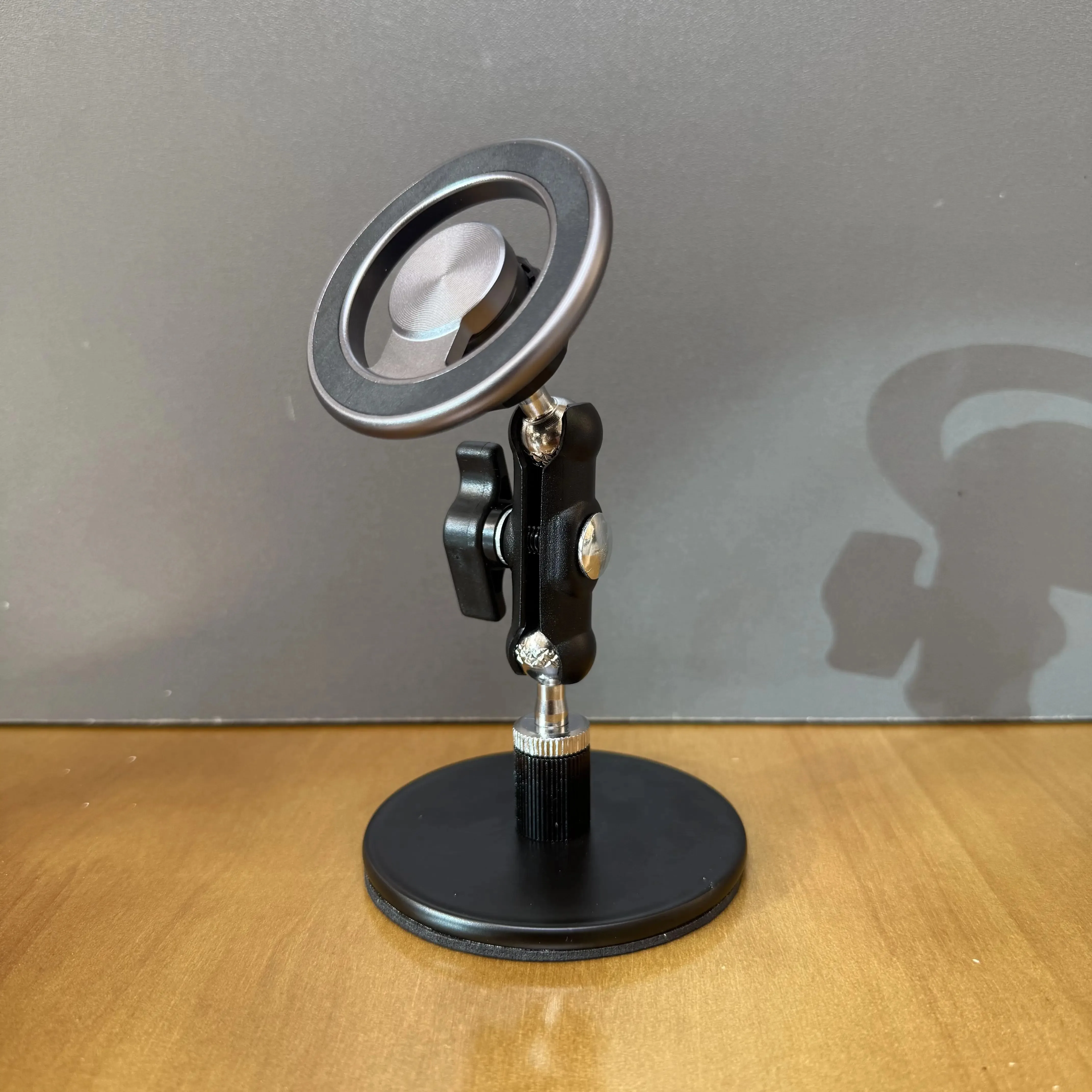 Desktop-Metallhalterung mit Kreisscheibe, 360-Grad-Gelenkrahmen aus Aluminiumlegierung, Magnetische Saughalterung für Tischplatten-Livestreaming Image