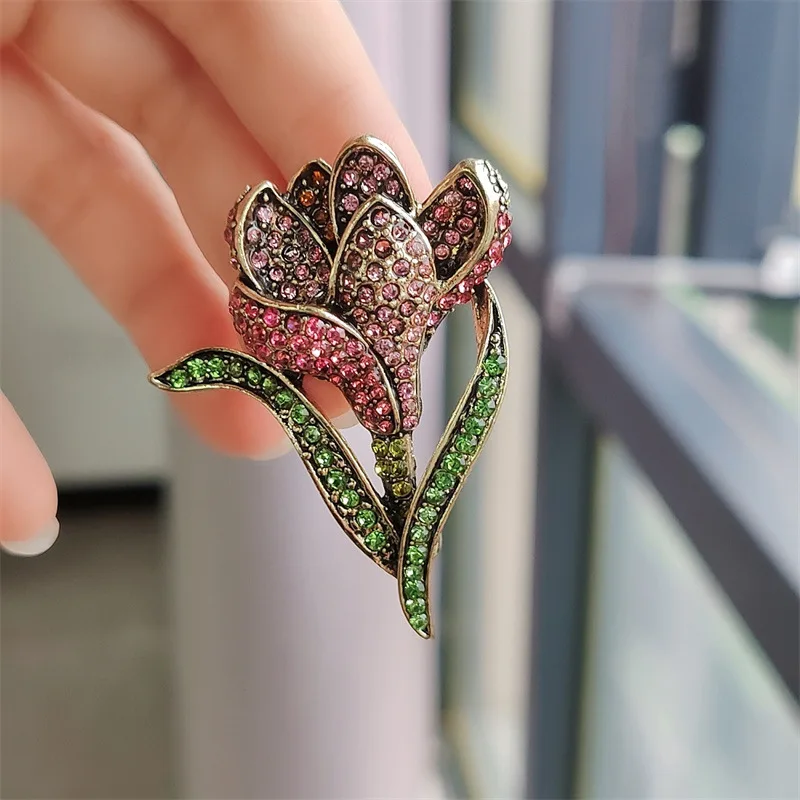 Spille di diamanti di personalità affascinante e elegante spilla a fiori di tulipano di lusso 2025 nuovi accessori moda alla moda