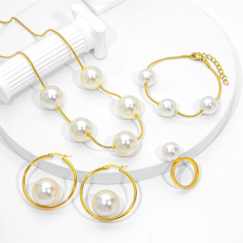 Commercio all'ingrosso 4 pezzi set di gioielli di perle in oro 18k acciaio inossidabile di plastica orecchini di perle bracciale collana anello set di gioielli per Woma