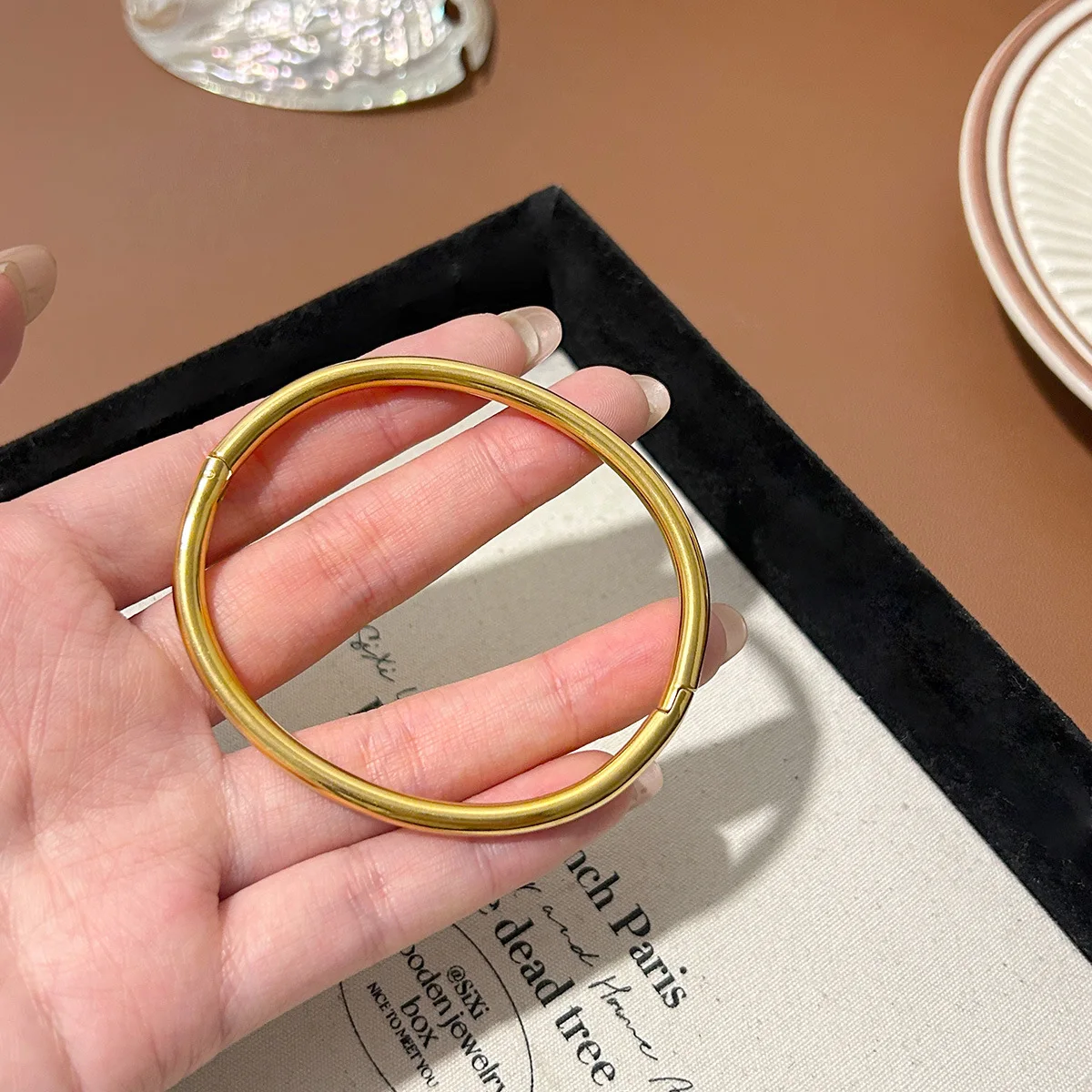 Bracciale N&S con Chiusura Ovale Placcato Oro 18K in Acciaio Inossidabile Antiossidante Lussuoso Minimalista Versatile Elegante Moda Femminile