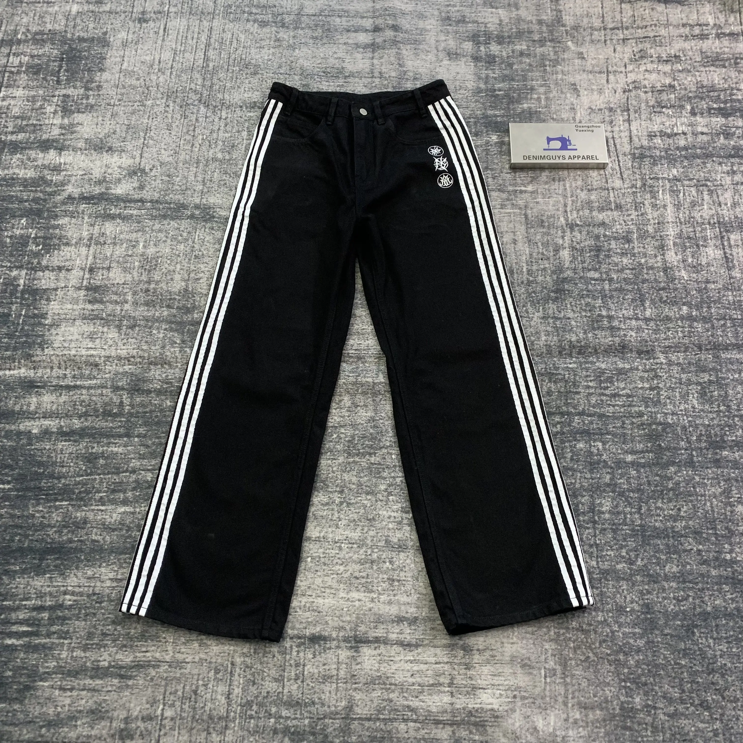 Jeans Baggy da Uomo Personalizzati DENIMGUYS con Logo Ricamato e Striscia Laterale Bianca Jeans Moda Streetwear per Uomo