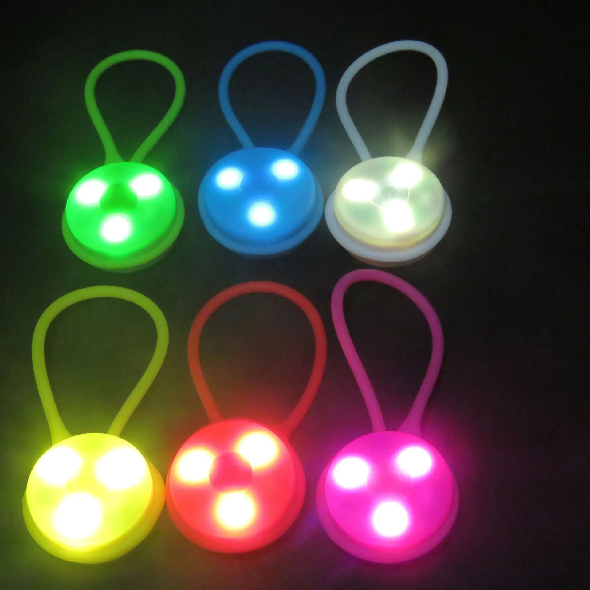 Nuova etichetta per collare per cani da compagnia a LED lampeggiante di sicurezza con luce lampeggiante per collare per animali domestici con ciondolo per luce notturna luminosa per gatti