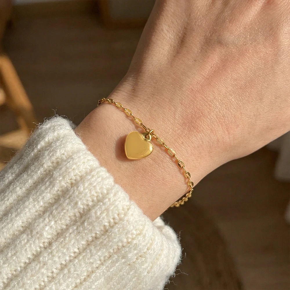 Bracciale N&S placcato oro 18 carati con ciondolo a cuore classico di tendenza di lusso leggero in acciaio inossidabile impermeabile anallergico idea regalo