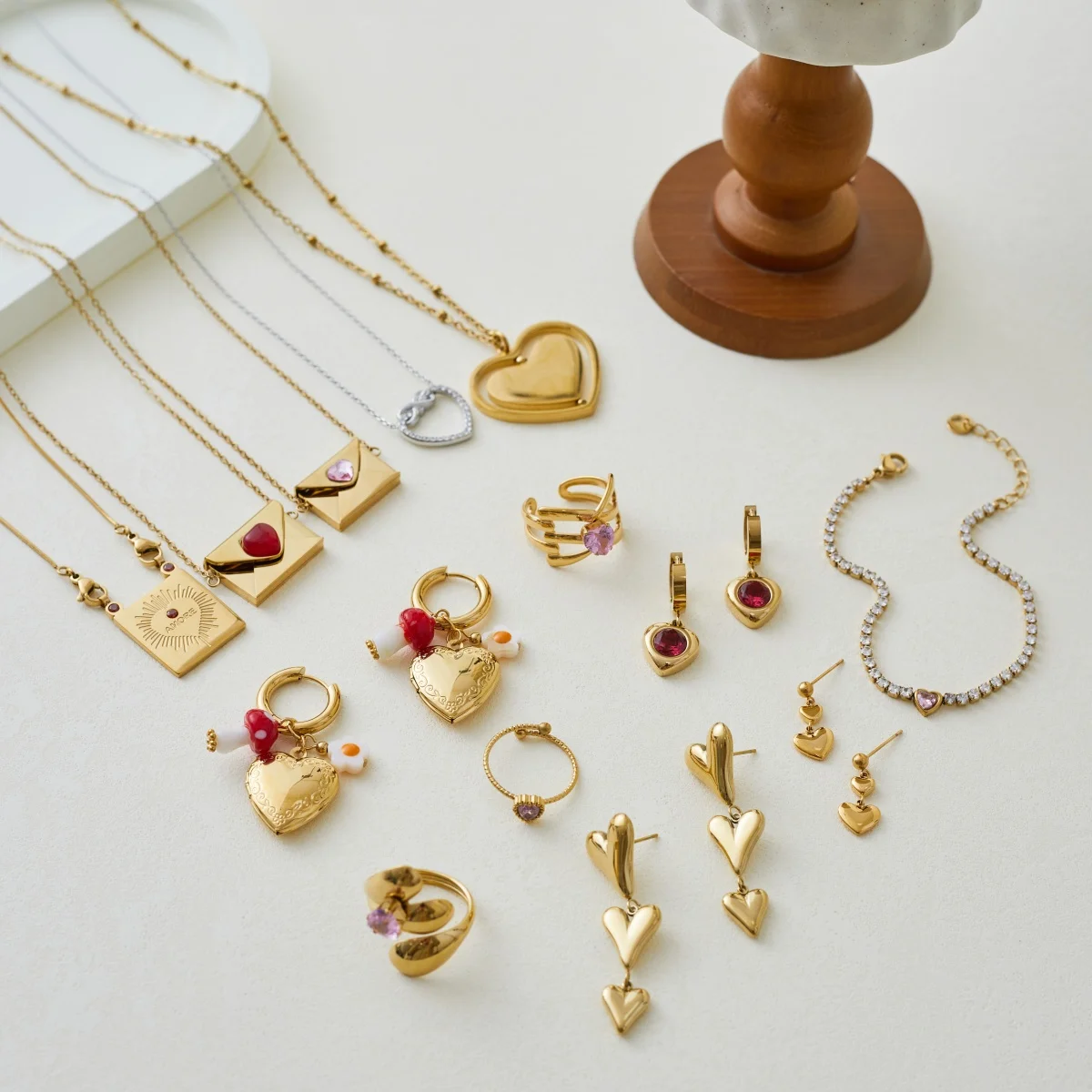 Set di Gioielli NIMAI per San Valentino e Matrimonio Placcato Oro 18K in Acciaio Inossidabile con Cuore Rosso in Zirconia Collana Orecchini Bracciale e Anello