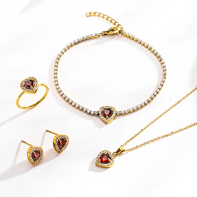 Set di Gioielli alla Moda in 4 Pezzi Acciaio Inossidabile Placcato Oro 18K Collana con Ciondolo a Cuore in Zirconia Rossa Bracciali Orecchini a Perno e Anelli per Donne