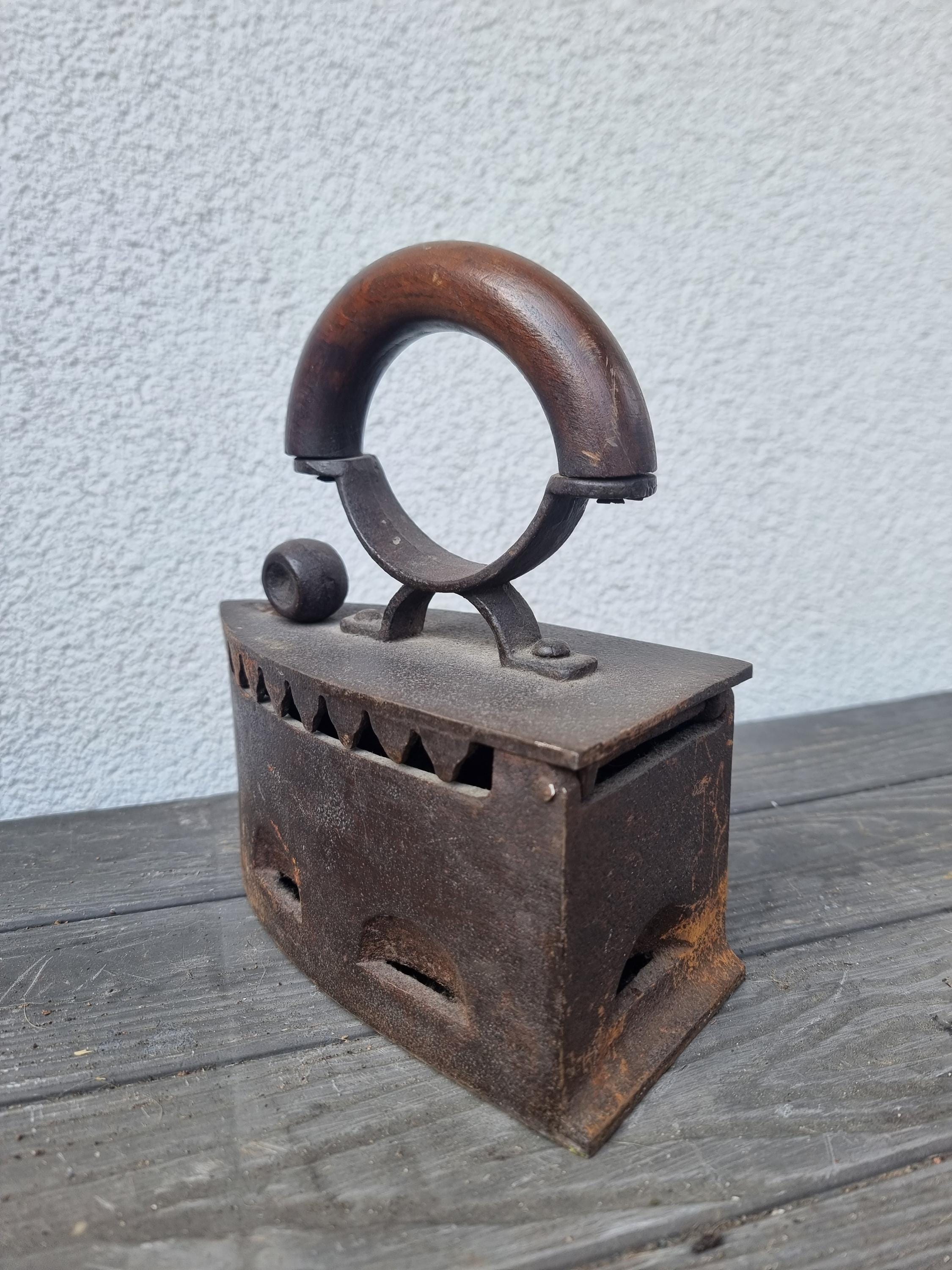 Ferro da stiro antico in ghisa, ferro da stiro risalente al 1900 circa, ferro da stiro dell'epoca della bisnonna
