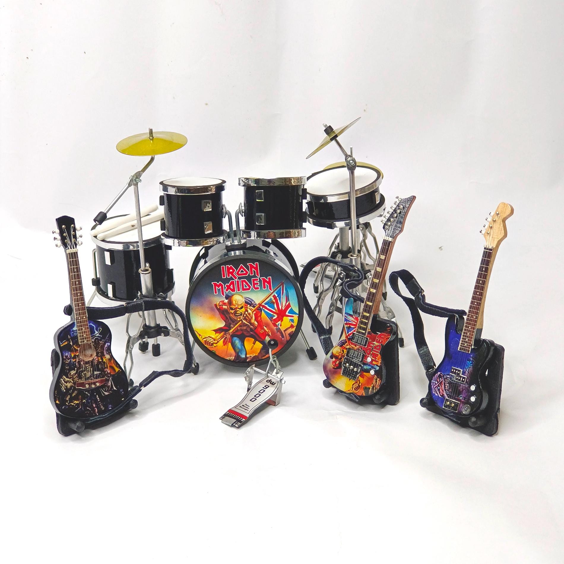 Batteria in miniatura Iron Maiden 1:12 con chitarre / Mini replica di batteria fatta a mano / Strumento musicale da esposizione per regalo di complean