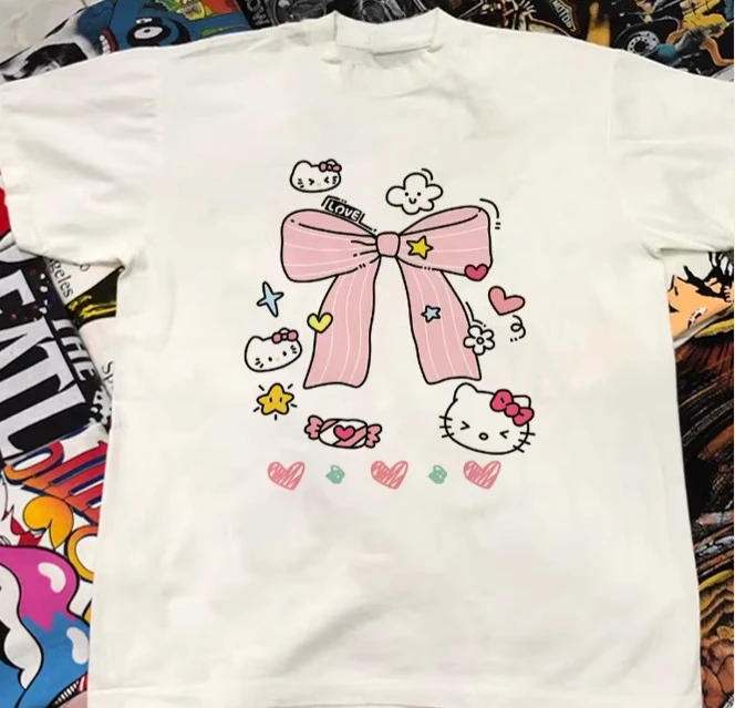2026 Sommer 100% Baumwolle Sanrio Hello Kitty Bedrucktes Lässiges Lockeres T-Shirt Eltern-Kind Vintage Harajuku Top 52TOYS Kollaboration