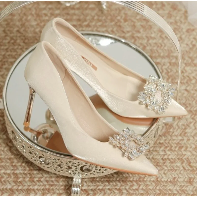 Frauen Kristall Quadratische Schnalle High Heels Pumps Elegante Seide Dünnen Absätzen Hochzeit Schuhe Frau Slip auf Spitz Kleid Schuhe