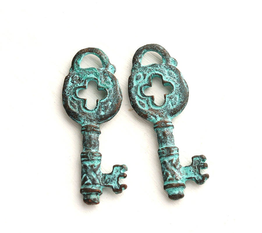 Ciondoli a forma di chiave scheletro, perline greche, ciondoli boho, patina verde su rame, 32 x 12 mm - 2 pezzi - F120