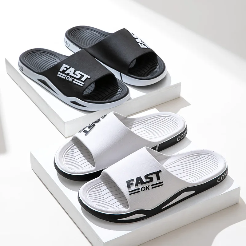 Nouvelles pantoufles pour hommes pour vêtements d'extérieur d'été, tendance sportive, salle de bain pour la maison du couple, maison à semelles souples, pantoufles cool pour hommes