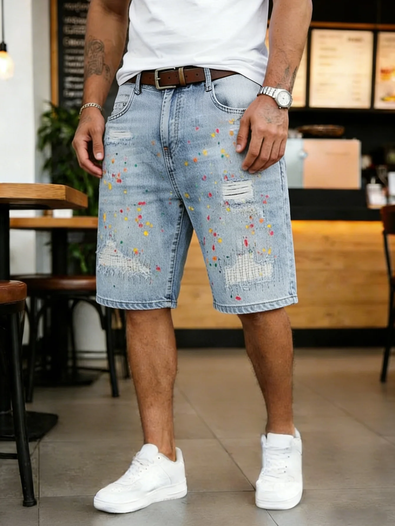 2026 Neue Herren Hellblaue Gewaschene Denim-Shorts - Locker Sitzende Distressed Jeans-Shorts mit Farbspritzer-Details Streetwear, Vintage Image