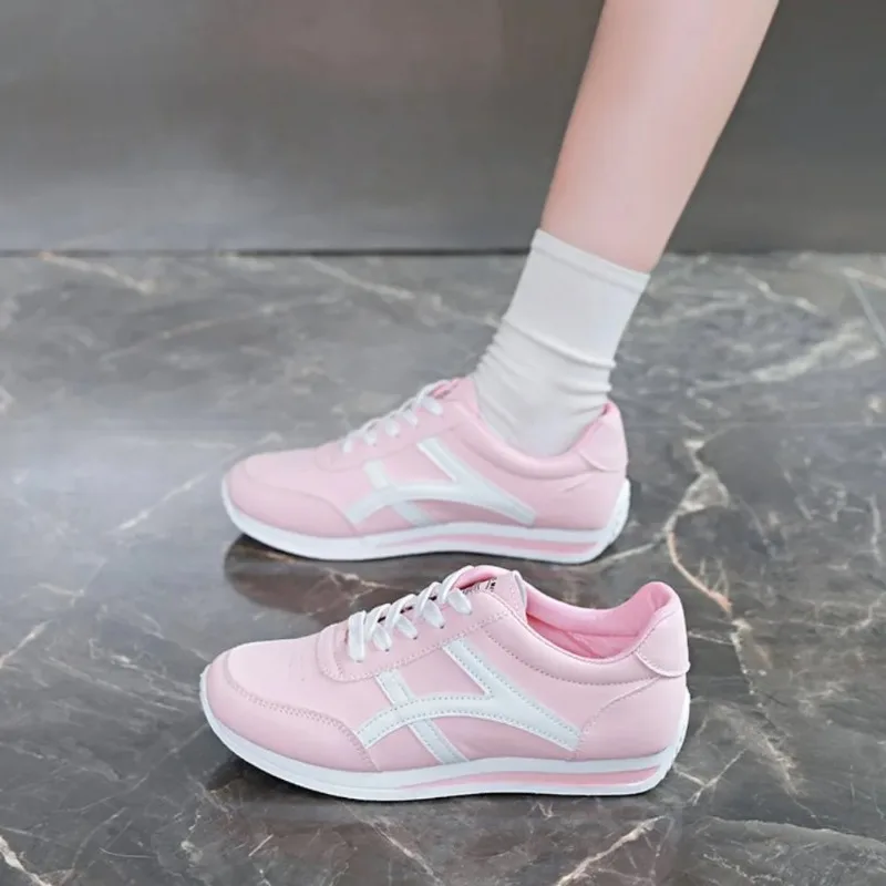 Weiße Leder-Sneaker, sportliche vulkanisierte Schuhe, bequeme Frühlings-Sneaker, Freizeitschuhe, modische flache Tennisschuhe für die Schule