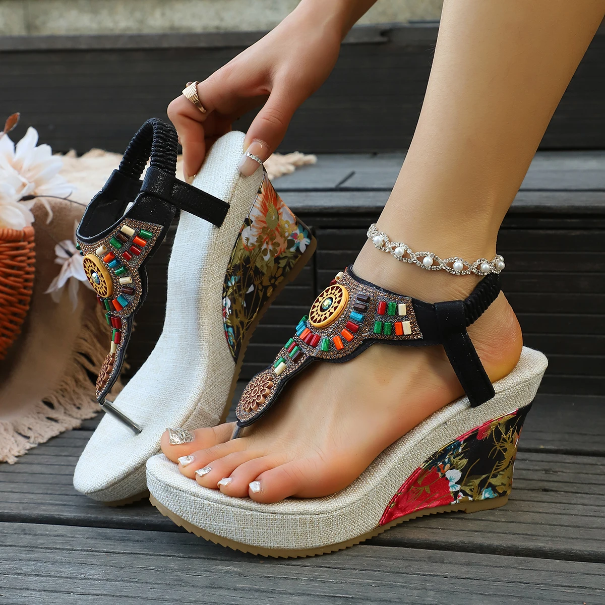 2026 Neue Sommer Ethno-Stil Perlen-Keilabsatz-Flip-Flops, Böhmische Wasserdichte Plateau-Flip-Flops mit Dicker Sohle, Urlaubsstil Damenschuhe