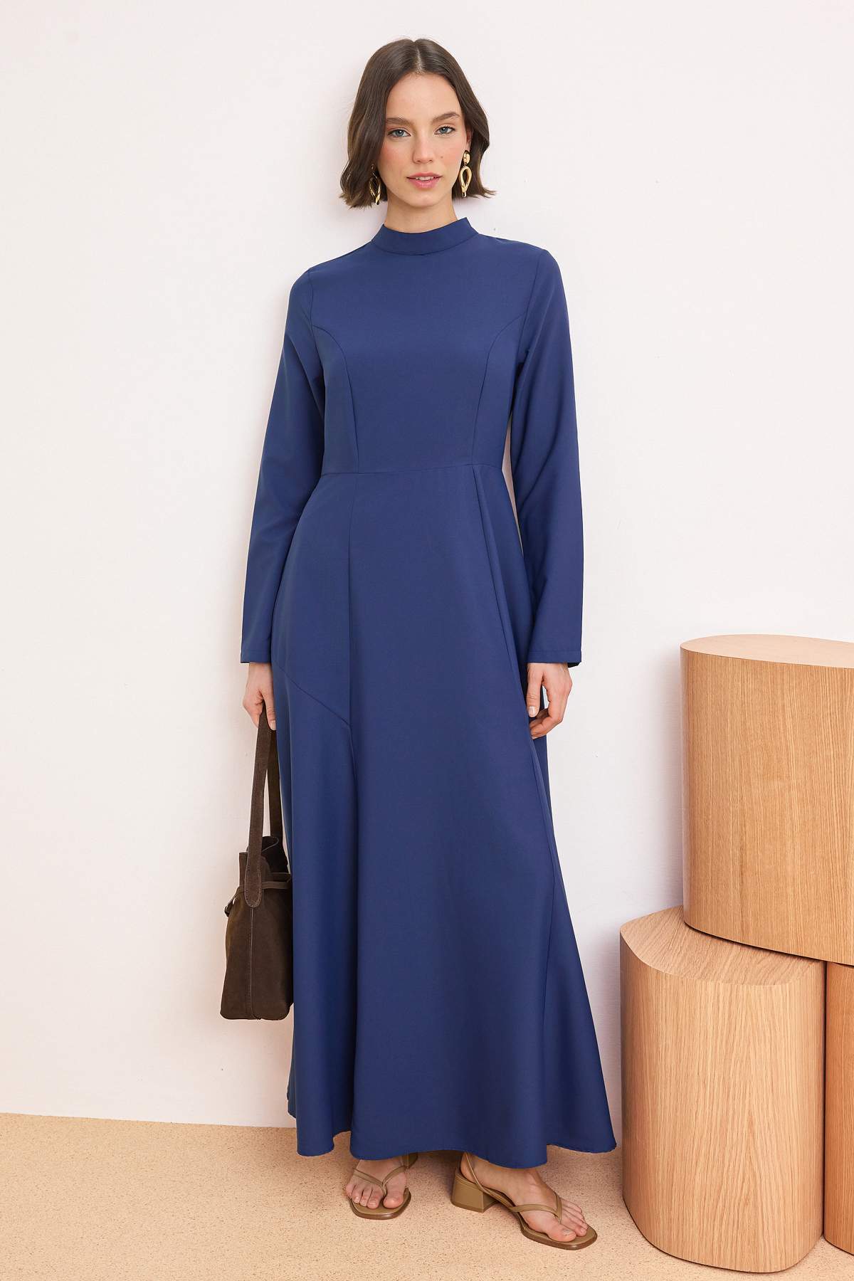 Marineblaues, flaches, langes Skater-Hijab-Kleid für Damen