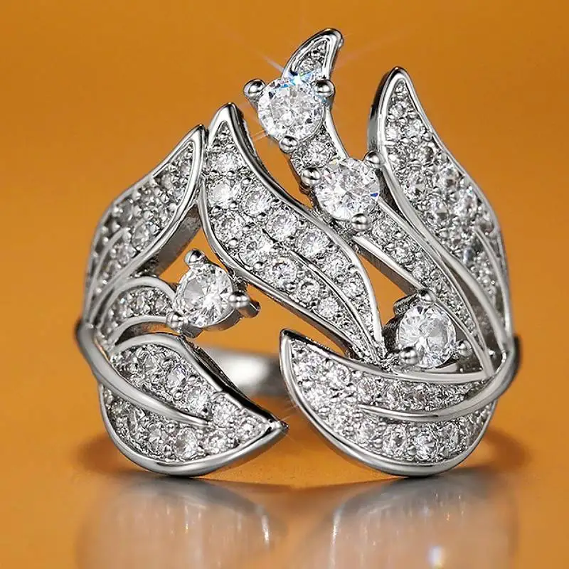 Huitan Eleganter Damenring mit Blätter-Design, eingelegt mit glänzendem CZ, modisches Party-Accessoire, luxuriöser Hochzeits- und Verlobungsschmuck für Damen Image