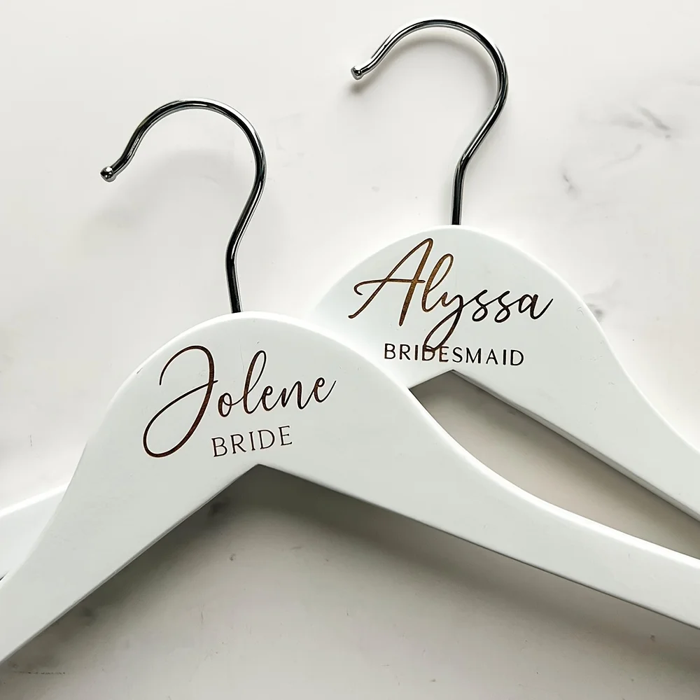 Personalisiertes Namens-Set mit 2 Hochzeitskleiderbügeln, graviert für Braut und Bräutigam, individueller Brautkleiderbügel, ideales Hochzeitsgeschenk & Partydekoration Image