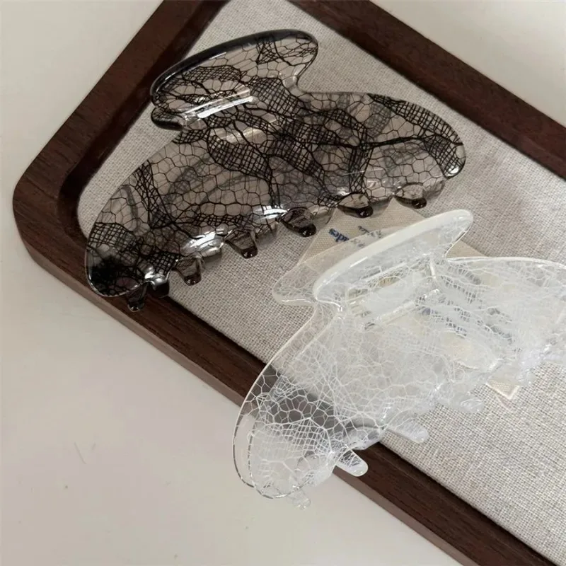 Elegante Spitzenmuster-Haarklammer für Frauen Sexy Hinterkopf-Textur Reife Halb-Haarbindung Haifischklammer Neue Haaraccessoires Image