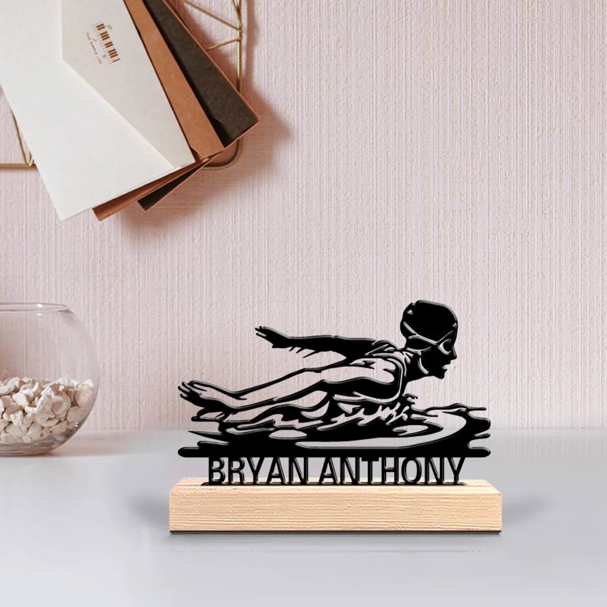1 Stück Thriller Personalisierte Maßgefertigte Schmetterlings-Schwimmer-Metallstatue Vintage-Schreibgeschenk mit Holzständer, Ideal für Schriftsteller, Künstler Image