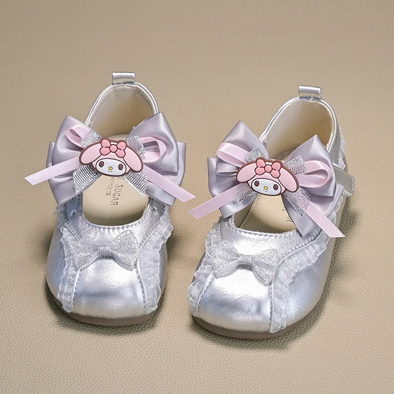 Niedliche My Melody Baby-Mädchen-Silber-Flats mit Spitze und Schleifenverzierung, weiche, rutschfeste Prinzessinnenschuhe, silberne Schuhe, Größe 23–34