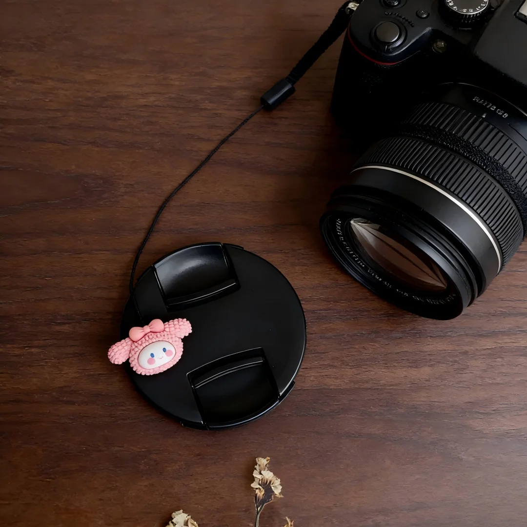 DIY Niedlicher Cartoon-Objektivdeckel mit Anti-Verlust-Schnur, Universeller Objektivschutz-Halter für Canon, Sony, Nikon, Fuji, Olympus Kamera-Zubehör Image