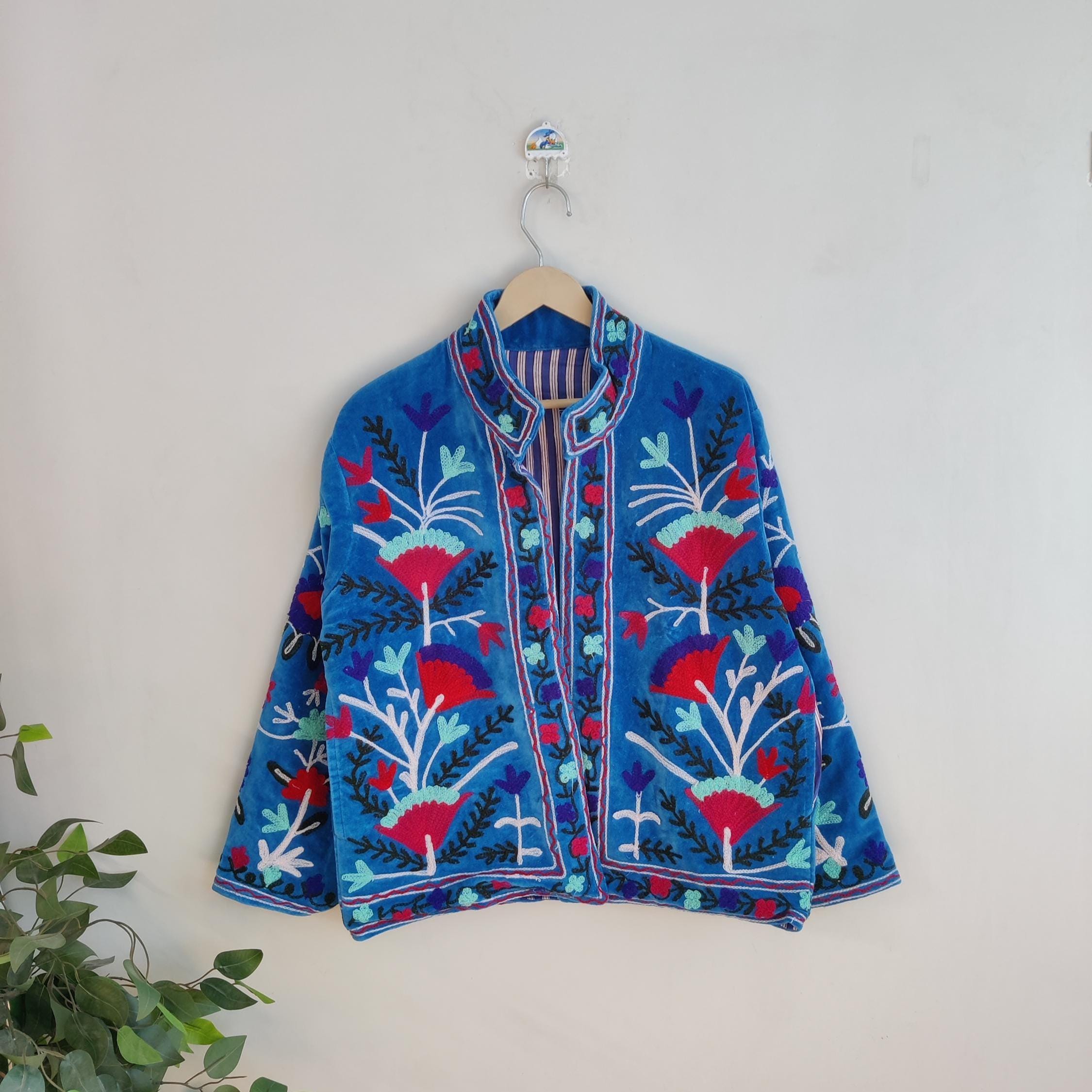 Veste Suzani brodée à la main en velours - Veste Suzani en velours de coton, tissu velours - Manteau Suzani pour femme bohème - Veste Suzani brodée