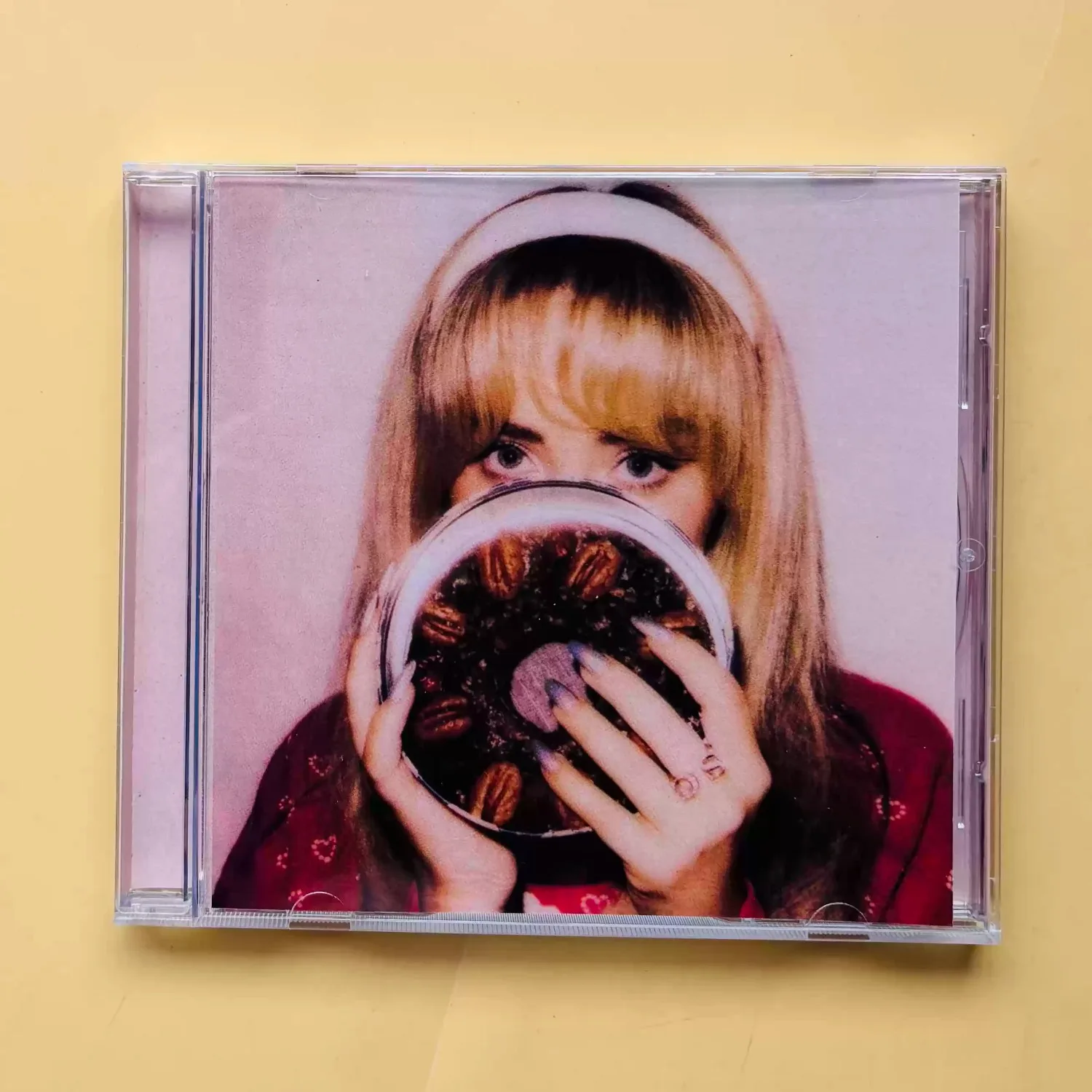 Sabrina Carpenter "Fruitcake" Feiertags-Pop-CD Festliche Süße Pop-Gesangsaufnahmen Fröhliche Saisonale Songwriting-Compositions Verspielte Festliche Melodien Image