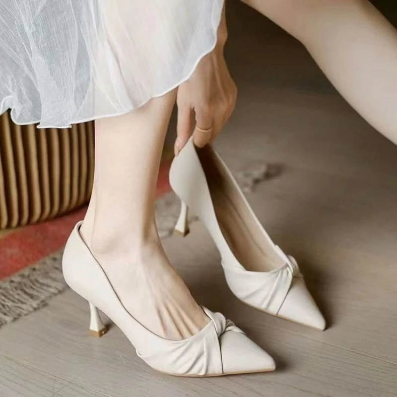 2026 Neue Damen Spitze Stiletto-Absätze, Elegante Beige Geraffte Pumps, Bequeme Büro-Schuhe für Hochzeit Party Kleid