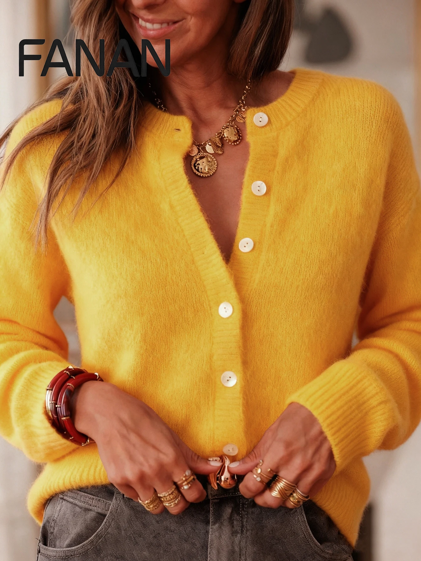 Neuer Herbst- und Winter-Nischenstrick-Cardigan für Damen, im lässigen Stil entworfen, gelber gemusterter lockerer Cardigan mit Rundhalsausschnitt, lässige und elegante Herbst- und