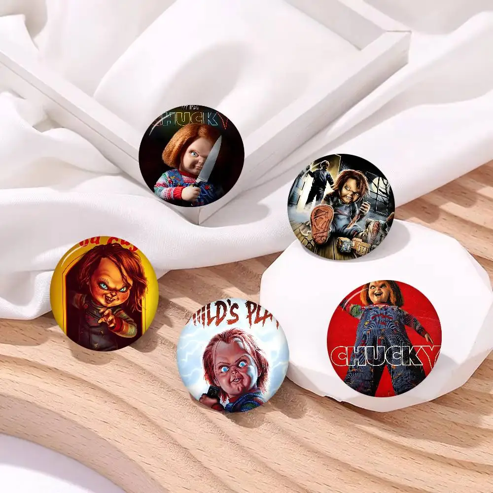 Film-Chucky Cartoon Niedliche Weiche Anstecknadel mit Leuchtendem Aufdruck, Geschenk für Freunde, Abzeichen, Kragenbrosche, Reversnadel aus Metall Image