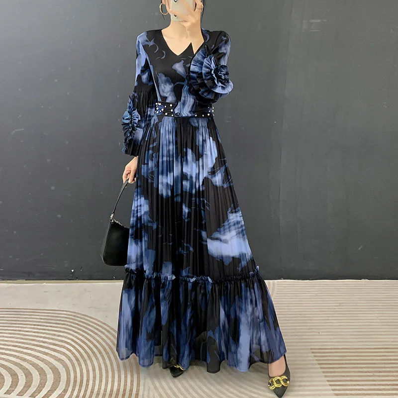 Miyake Plissiertes Schwarzes Batik-Blumenmuster V-Ausschnitt Rüschenärmel Perlenbesetztes Maxikleid Locker Atmungsaktiv Elegantes Partykleid