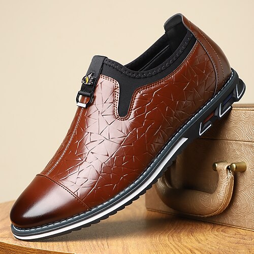 Weiße, geprägte Herren-Slipper mit elegantem, eckigem Zehenbereich und dekorativer Sohle, moderne, formelle Loafer für Geschäftsleute und stilbewusste Männer, ideal für Hochzeiten, Büro, Partys und Bankette. Image