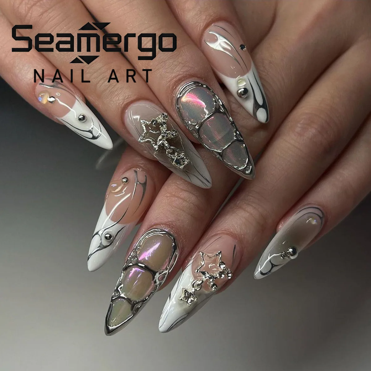 24 Stück Weiße Mandel-Press-on-Nägel mit Silber-Schlangenschuppen-Stern-Charms, Holografisches Design, Wiederverwendbare Acryl-Kunstnägel, Edgy Y2K Maniküre Image